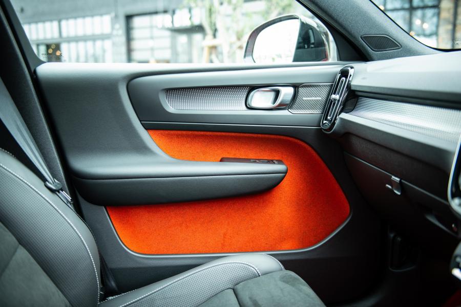 Интерьер Volvo XC40 T5 R-Design 2018 года  (JP) (фото 21 из 23)